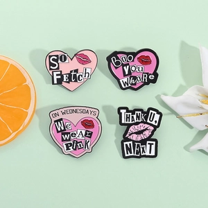 Lot de pin's en émail Mean Girls rose et noir sur fond vert avec décorations florales