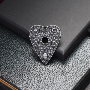 Broche cœur en métal argenté vintage avec gravure planche Ouija sur fond de cuir noir chic