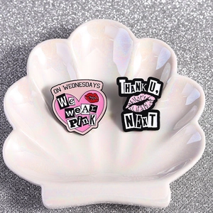 Pins en émail avec cœur rose et citations pop culture sur plateau en coquillage