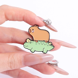 Broche émaillée mignonne de capybara avec crocodile et oiseau pour sacs à dos