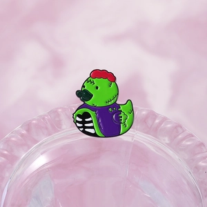 Pin's émaillé canard zombie avec peau verte et tenue violette pour collection Halloween