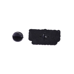 Détail de la plaque arrière de broche noire et du fermoir en caoutchouc résistant
