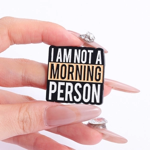 Épinglette en émail avec citation I AM NOT A MORNING PERSON, design rectangulaire jaune et noir
