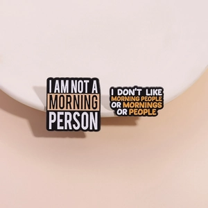 Lot de broches en émail rigolotes avec texte I Am Not A Morning Person sur fond