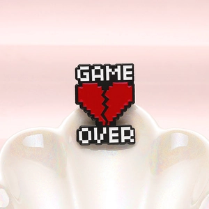 Épinglette émaillée cœur brisé pixel art rétro game over sur coquillage nacré
