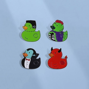 Set di quattro spille in smalto a forma di papera di Halloween con motivi vampiro e diavolo