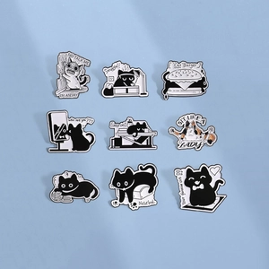 Lot de 9 broches en émail chat noir et blanc illustrant des scènes de vie amusantes