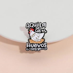 Funny cartoon hen enamel brooch with Spanish text Aqui la de los huevos soy yo