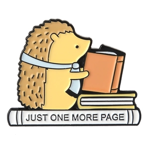 Pin de esmalte de erizo con bufanda leyendo un libro sobre base Just One More Page