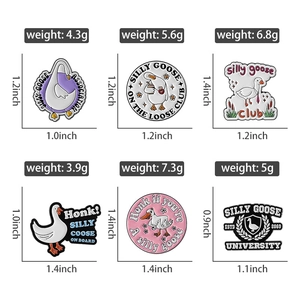 Vue détaillée du lot de broches en émail oie rigolote avec dimensions et poids précis