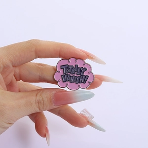 Broche en émail rose en forme de nuage de cœur avec texte Totally Vanish style punk