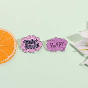 Lot de deux pin's nuages violets en émail avec textes Totally Vanish et Poof style BD
