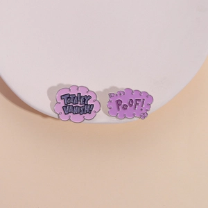 Lot de pin's émaillés violets avec texte TOTALLY VANISH et POOF sur socle d'exposition