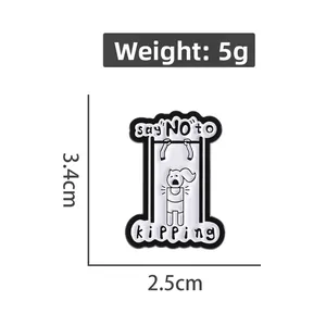 Dettaglio spilla fitness in smalto con dimensioni 3,4cm x 2,5cm e peso leggero di 5g