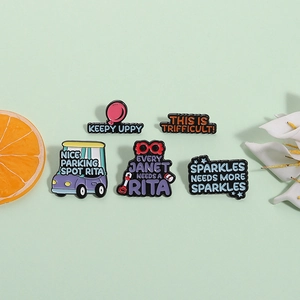 Set di 5 spille in smalto colorato con auto e nuvolette con frasi Keepy Uppy