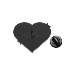 Vista detallada de la parte trasera del pin esmaltado de corazón con cierre de goma negra