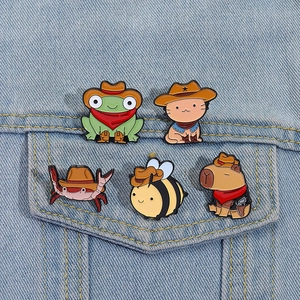 Set mit fünf süßen Cowboy-Tier-Emaille-Pins mit Katze Frosch und Wasserschwein auf Denim