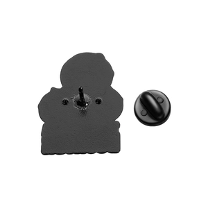 Dettaglio del retro in metallo nero della spilla smaltata papera dottore con chiusura in gomma