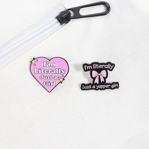 Pines de esmalte con corazón rosa y frases 'Just a Girl' en bolso de lona blanca