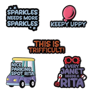 Set di 5 spille smaltate con personaggi Rita e Janet e scritte in inglese divertenti