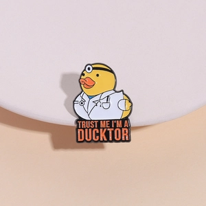 Spilla smaltata papera dottore carina con scritta Trust Me I'm a Ducktor su supporto