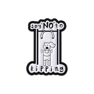 Spilla smaltata con personaggio fitness e scritta 'say NO to kipping' su sfondo bianco
