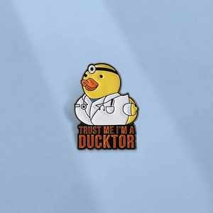 Épinglette en Émail Canard Docteur Amusant Trust Me I'm A Ducktor Broche en Alliage de Zinc Badge Pour Professionnels de Santé