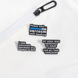 Drei minimalistische schwarze Emaille-Pins mit sarkastischem weißem Text auf Stoff