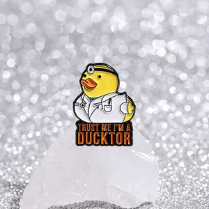 Broche en émail canard médecin avec texte humoristique sur cristal blanc poli