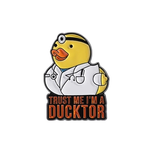 Spilla in smalto a forma di papera dottore con scritta Trust Me I'm a Ducktor