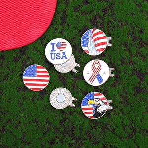 Detail van magnetische golfbalmarkers en petclip met Amerikaanse vlagpatronen in set