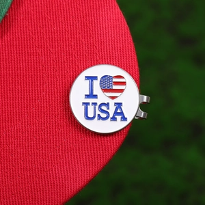 Macro-opname van magnetische Amerikaanse vlag golfbalmarker op de klep van een pet