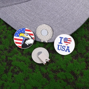 Detail van de magnetische golfpetclip met Amerikaanse vlag adelaar op een groen gazon