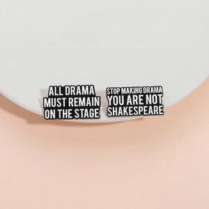 Divertente Spilla in Smalto Slogan Shakespeare Drama in Lega di Zinco Citazione Spilla per Abbigliamento Zaino Minimalista Distintivo in Metallo