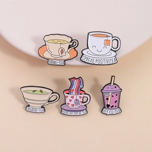 Lot de 5 pin's en émail avec des jeux de mots sur le thé et designs de tasses