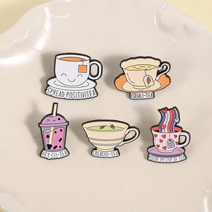 Ensemble de broches tasses à thé en émail avec citations sur plateau céramique