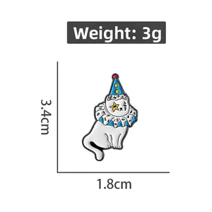 Détail du pin's chat en émail avec chapeau de clown et dimensions 3,4cm sur 1,8cm