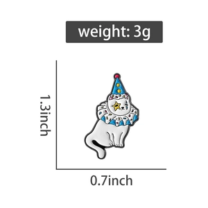 Détail du pin's émaillé chat clown avec chapeau à pois bleus et dimensions indiquées