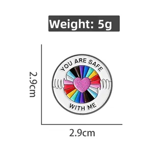Détail du pin's émaillé avec cœur rose pailleté, taille 2,9 cm et poids de 5g