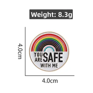 Détail du badge émaillé arc-en-ciel avec texte, diamètre 4 cm et poids de 8,3 g