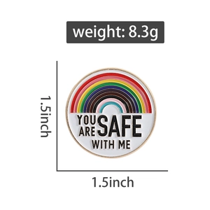 Détail du badge arc-en-ciel de 1,5 pouce avec texte You Are Safe With Me et poids de 8,3g