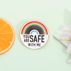 Badge en émail arc-en-ciel avec texte You Are Safe With Me et bords dorés fins