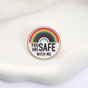 Épinglette ronde minimaliste en émail arc-en-ciel avec texte You Are Safe With Me