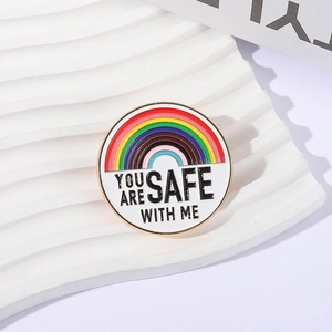 Badge en émail arc-en-ciel avec slogan You Are Safe With Me sur présentoir