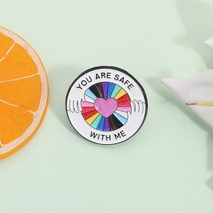 Broche en émail arc-en-ciel avec slogan You Are Safe With Me et cœur rose