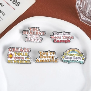 Set di cinque spille smaltate ispiratrici con citazioni motivazionali color pastello