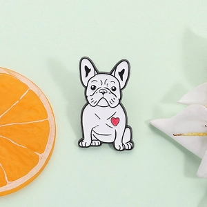 Spilla smaltata con simpatico bulldog francese bianco e dettaglio a cuore rosa vivace