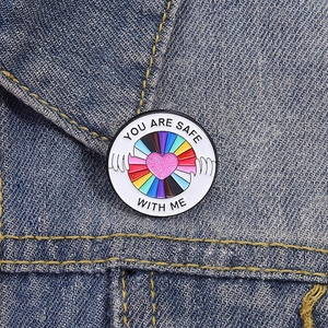 Broche arc-en-ciel en émail avec cœur pailleté sur veste en jean, You Are Safe With Me Badge