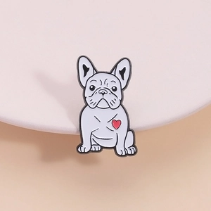 Simpatica Spilla Smaltata a Forma di Bulldog Francese Bianco Con Cuore Rosso in Lega di Zinco Distintivo per Vestiti Borse