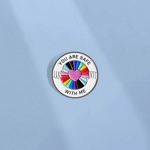 You Are Safe With Me Broche en Émail Arc-en-Ciel Cœur Mains Embrassant Pin's de Revers en Alliage de Zinc pour Vêtements Sac Unisexe